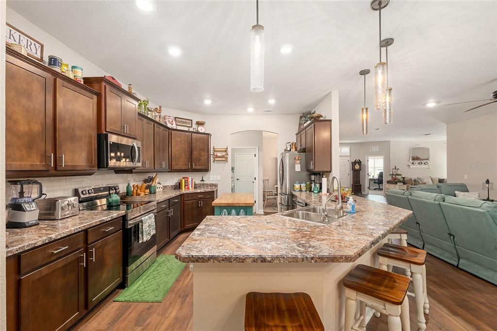 合同活跃: $475,000 (5 贝兹, 3 浴室, 2795 平方英尺)