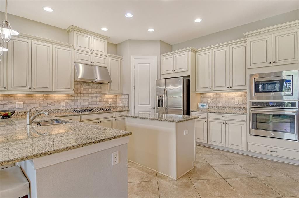 出租: $5,750 (3 贝兹, 3 浴室, 2993 平方英尺)