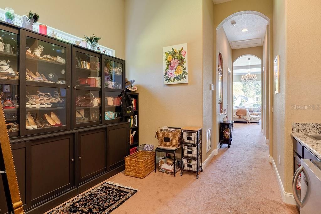 Под контрактом: $3,250,000 (6 спален, 6 ванн, 6308 Квадратных фут)