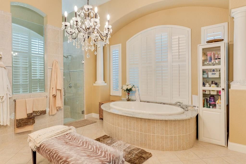 Под контрактом: $3,250,000 (6 спален, 6 ванн, 6308 Квадратных фут)