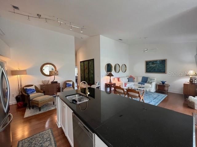 В аренду: $4,500 (2 спален, 2 ванн, 1324 Квадратных фут)