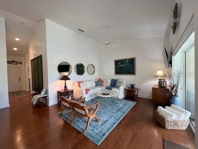 В аренду: $4,500 (2 спален, 2 ванн, 1324 Квадратных фут)