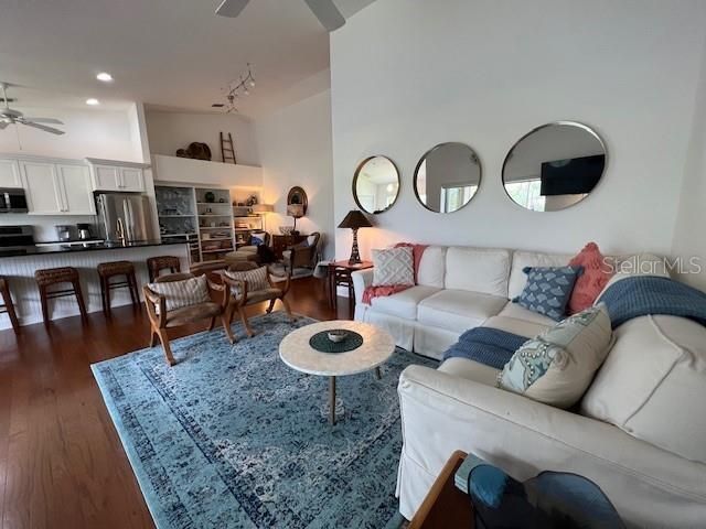 В аренду: $4,500 (2 спален, 2 ванн, 1324 Квадратных фут)