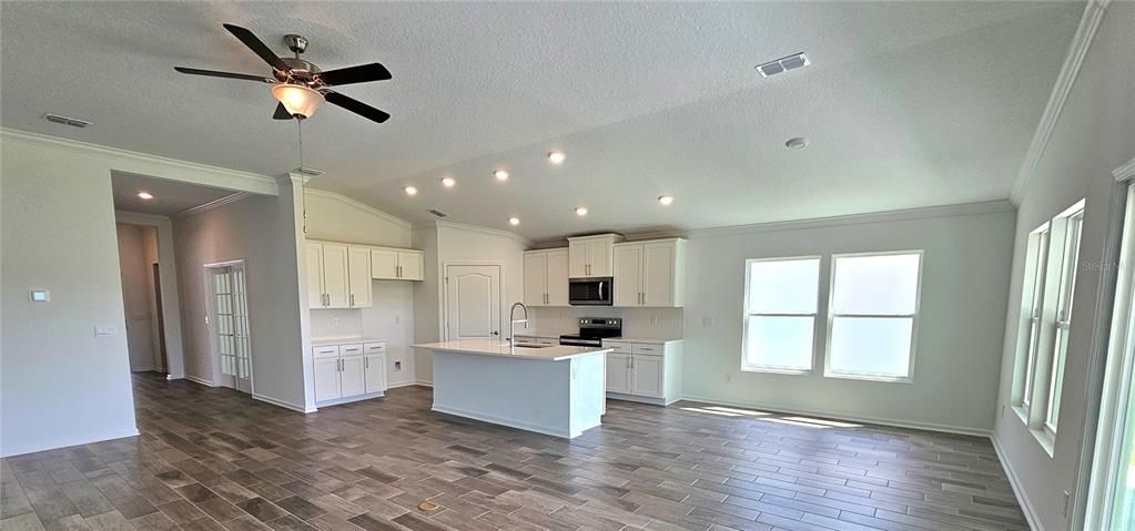 合同活跃: $346,990 (4 贝兹, 2 浴室, 1986 平方英尺)