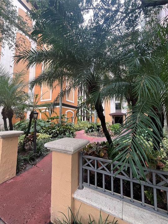 For Sale: $167,000 (2 beds, 2 baths, 957 Square Feet)