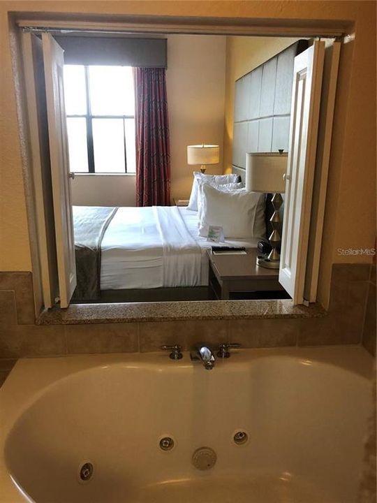 For Sale: $167,000 (2 beds, 2 baths, 957 Square Feet)