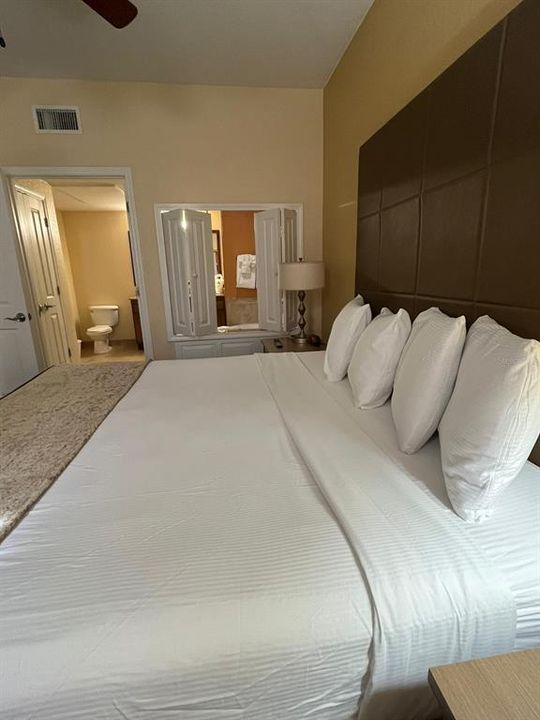 For Sale: $167,000 (2 beds, 2 baths, 957 Square Feet)