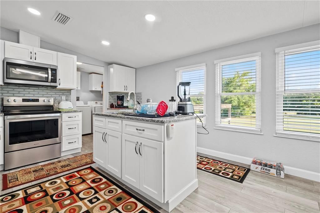 Под контрактом: $298,975 (4 спален, 2 ванн, 1512 Квадратных фут)