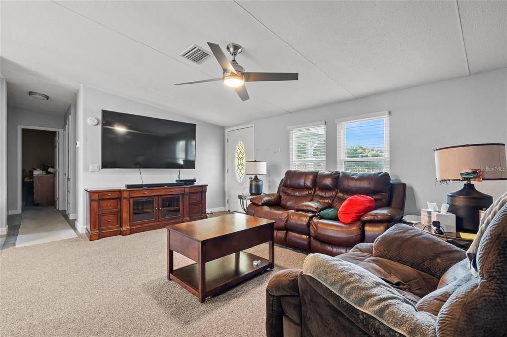 Под контрактом: $298,975 (4 спален, 2 ванн, 1512 Квадратных фут)