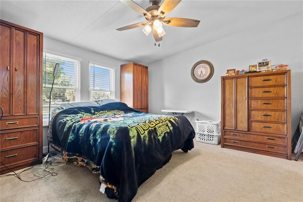 Под контрактом: $298,975 (4 спален, 2 ванн, 1512 Квадратных фут)