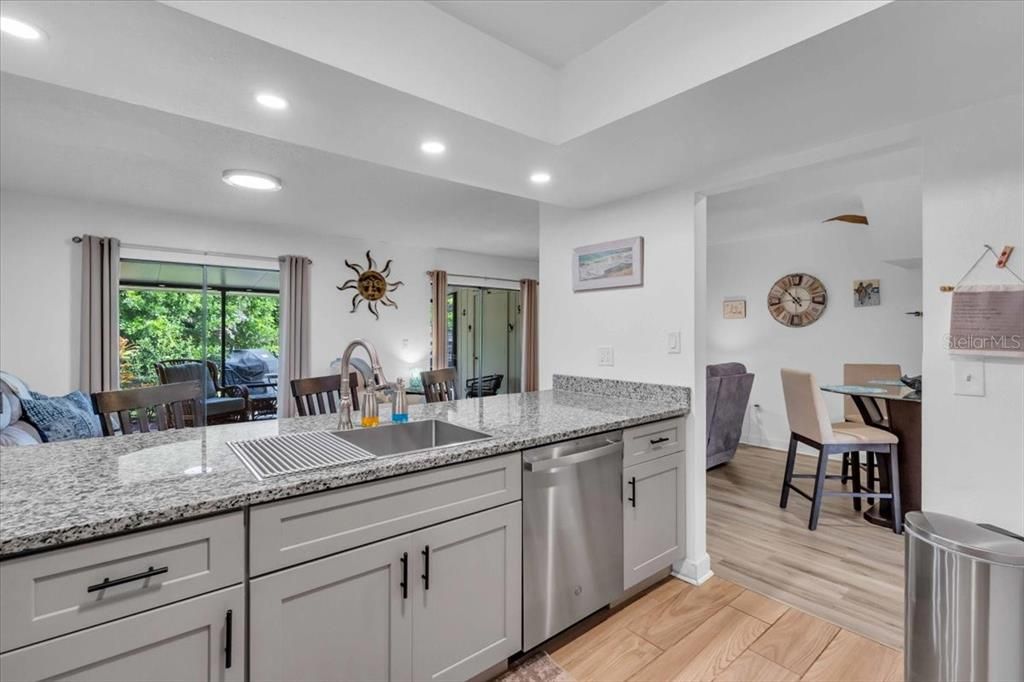 На продажу: $295,000 (4 спален, 2 ванн, 1510 Квадратных фут)