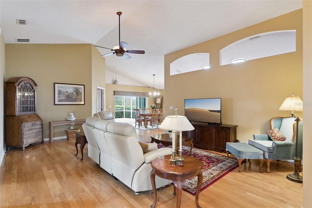 待售: $360,000 (2 贝兹, 2 浴室, 1736 平方英尺)