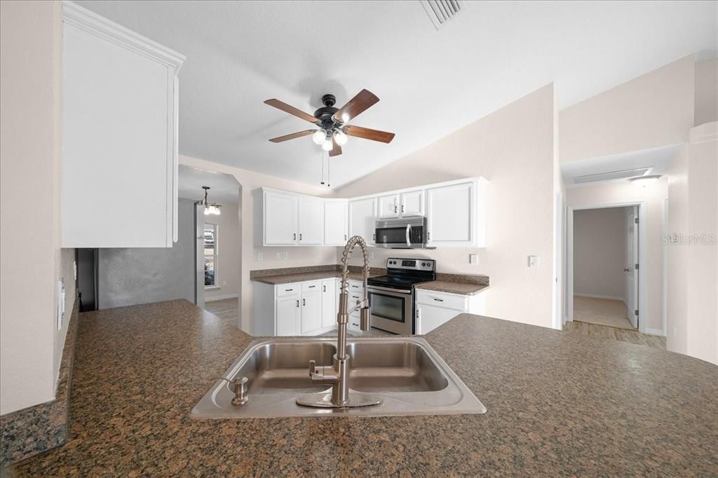 Activo con contrato: $269,990 (3 camas, 2 baños, 1860 Pies cuadrados)