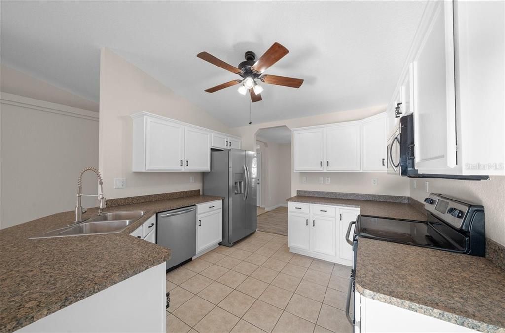 Activo con contrato: $269,990 (3 camas, 2 baños, 1860 Pies cuadrados)