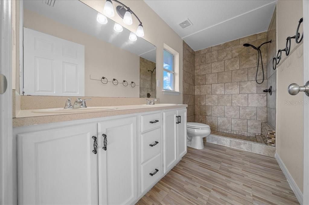 Activo con contrato: $269,990 (3 camas, 2 baños, 1860 Pies cuadrados)