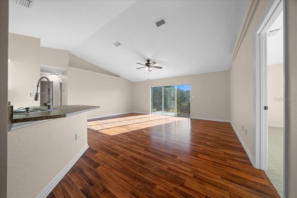 Activo con contrato: $269,990 (3 camas, 2 baños, 1860 Pies cuadrados)