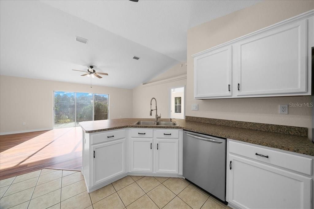 Activo con contrato: $269,990 (3 camas, 2 baños, 1860 Pies cuadrados)