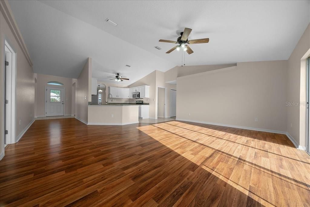 Activo con contrato: $269,990 (3 camas, 2 baños, 1860 Pies cuadrados)