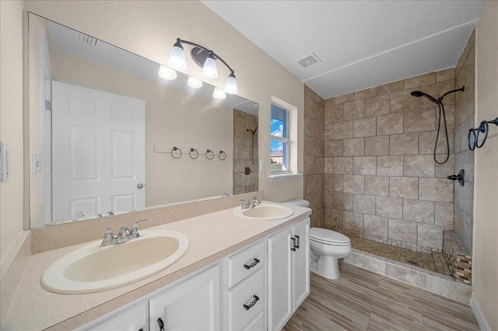 Activo con contrato: $269,990 (3 camas, 2 baños, 1860 Pies cuadrados)