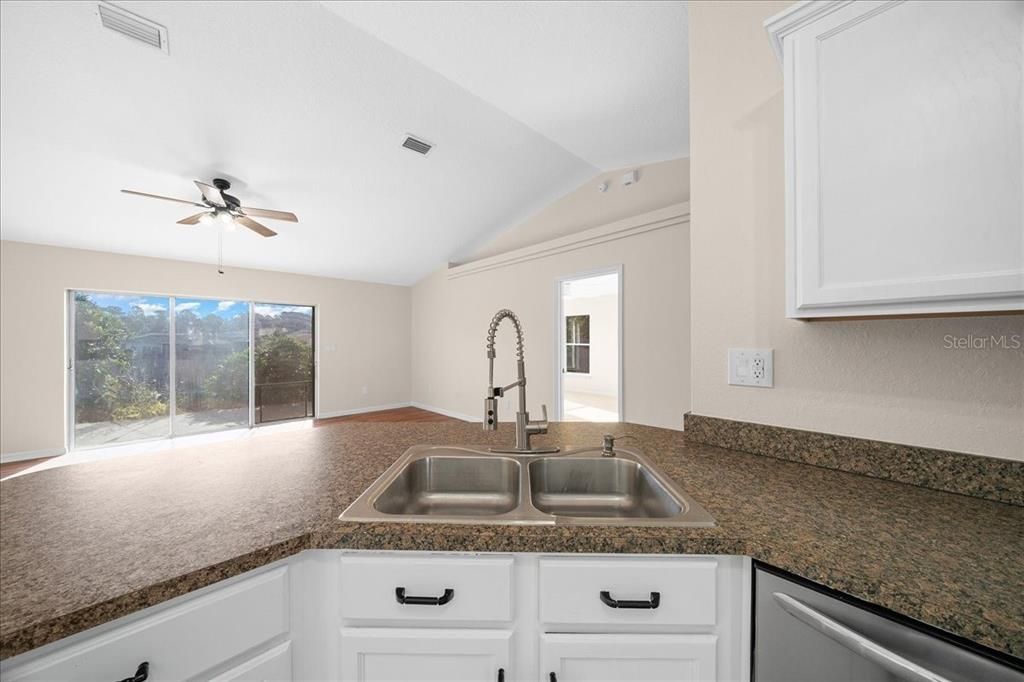 Activo con contrato: $269,990 (3 camas, 2 baños, 1860 Pies cuadrados)