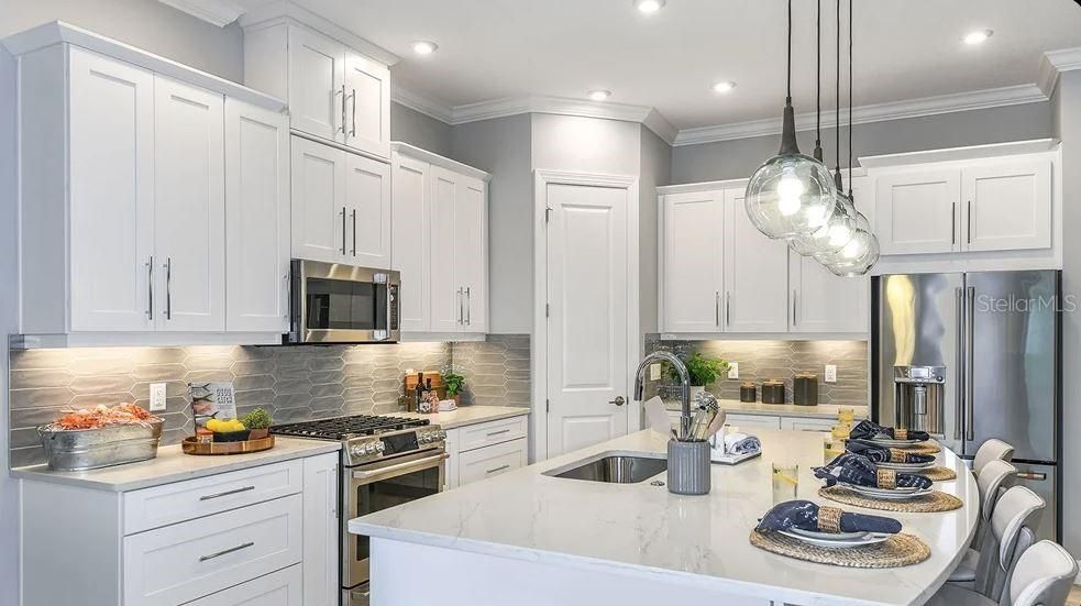 合同活跃: $564,999 (3 贝兹, 3 浴室, 2152 平方英尺)