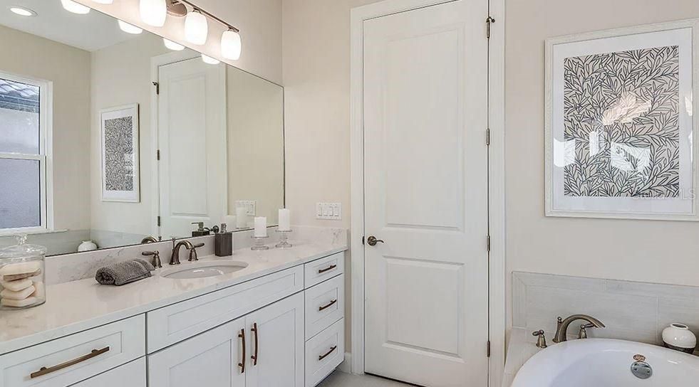 合同活跃: $564,999 (3 贝兹, 3 浴室, 2152 平方英尺)