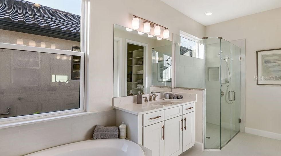 合同活跃: $564,999 (3 贝兹, 3 浴室, 2152 平方英尺)