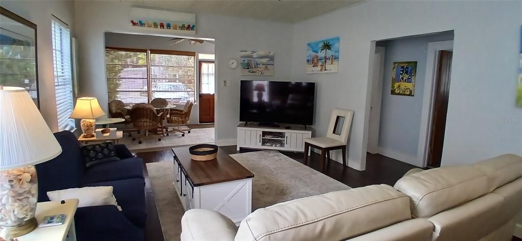 Active With Contract: $2,200 (2 beds, 1 baths, 925 Square Feet)