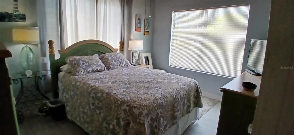 Active With Contract: $2,200 (2 beds, 1 baths, 925 Square Feet)