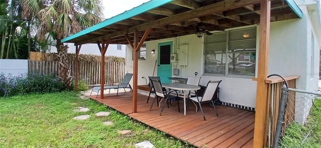 Active With Contract: $2,200 (2 beds, 1 baths, 925 Square Feet)