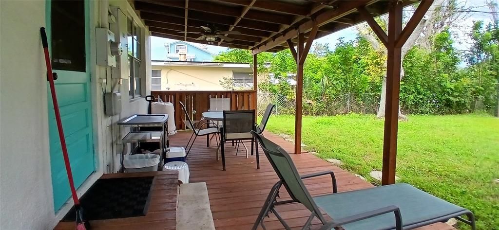 Active With Contract: $2,200 (2 beds, 1 baths, 925 Square Feet)