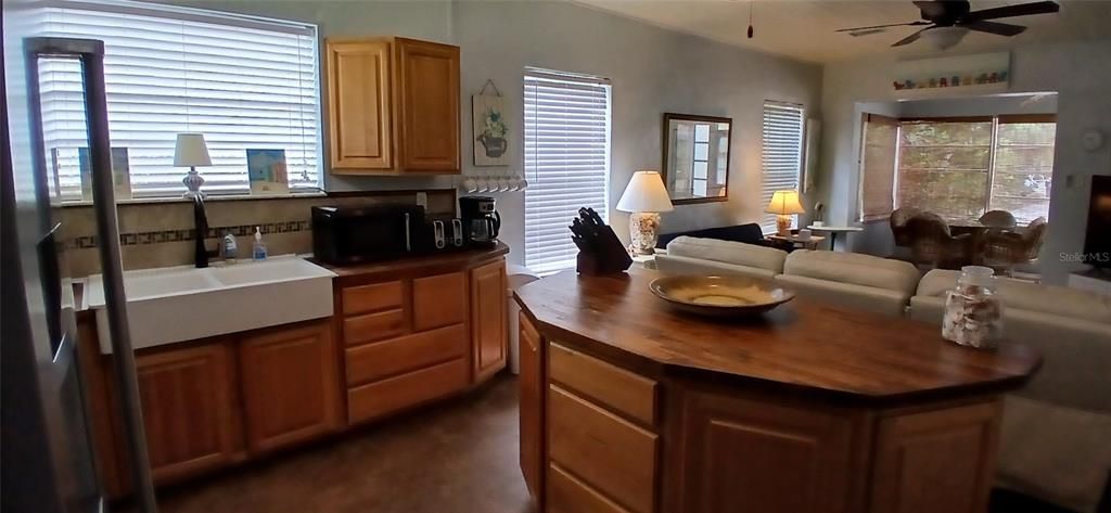 Active With Contract: $2,200 (2 beds, 1 baths, 925 Square Feet)