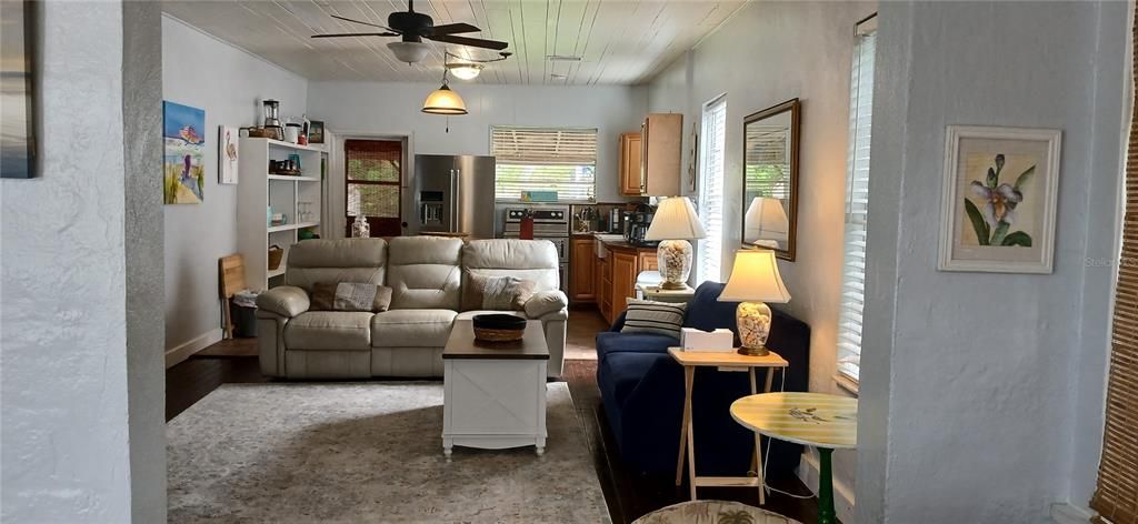 Active With Contract: $2,200 (2 beds, 1 baths, 925 Square Feet)