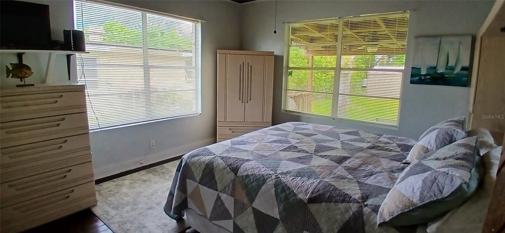 Active With Contract: $2,200 (2 beds, 1 baths, 925 Square Feet)