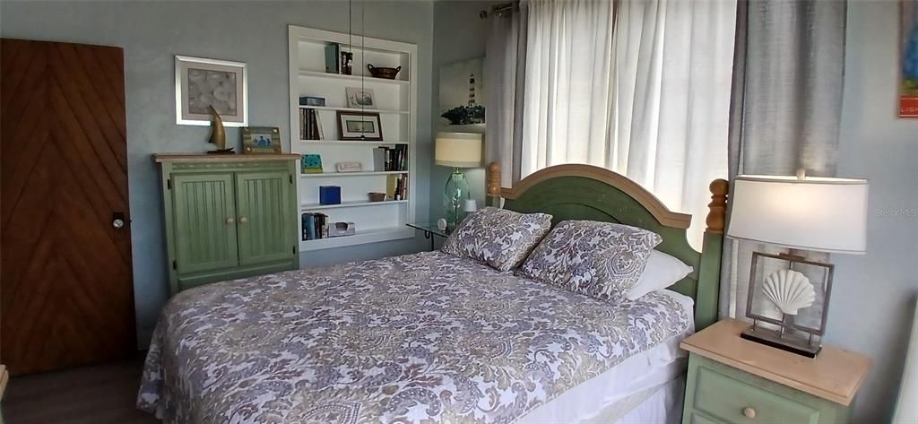 Active With Contract: $2,200 (2 beds, 1 baths, 925 Square Feet)