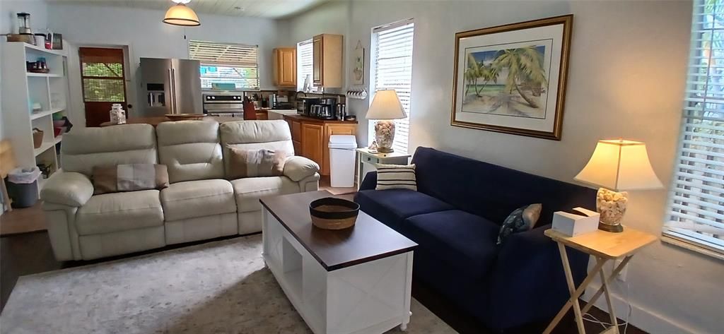 Active With Contract: $2,200 (2 beds, 1 baths, 925 Square Feet)