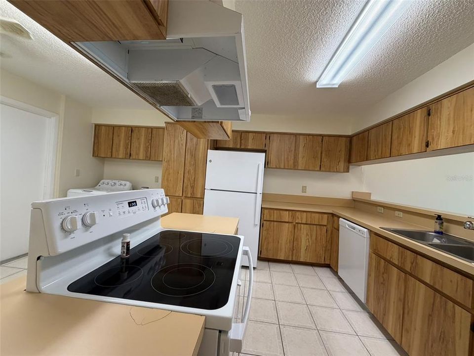 合同活跃: $1,750 (2 贝兹, 2 浴室, 1143 平方英尺)