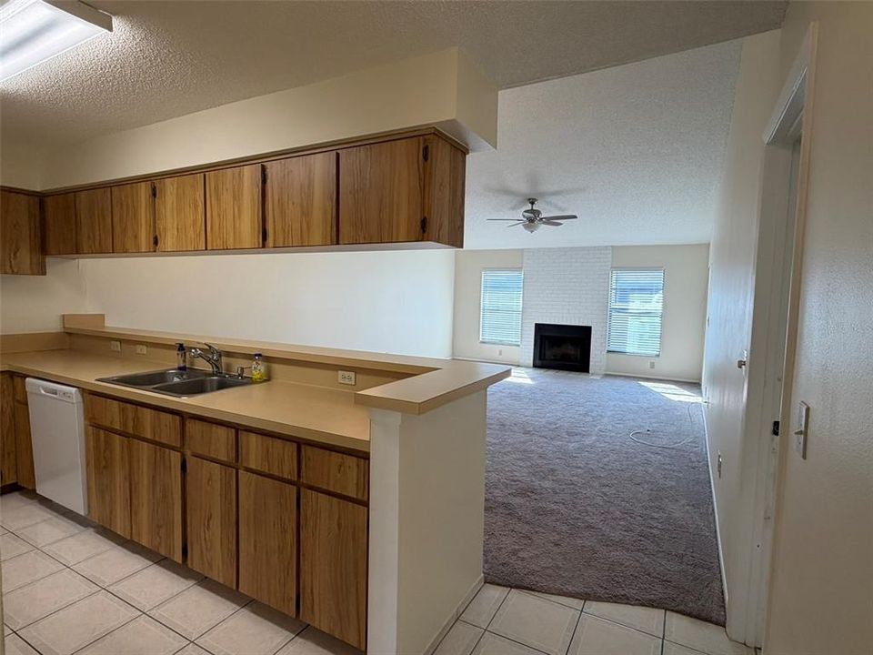 合同活跃: $1,750 (2 贝兹, 2 浴室, 1143 平方英尺)