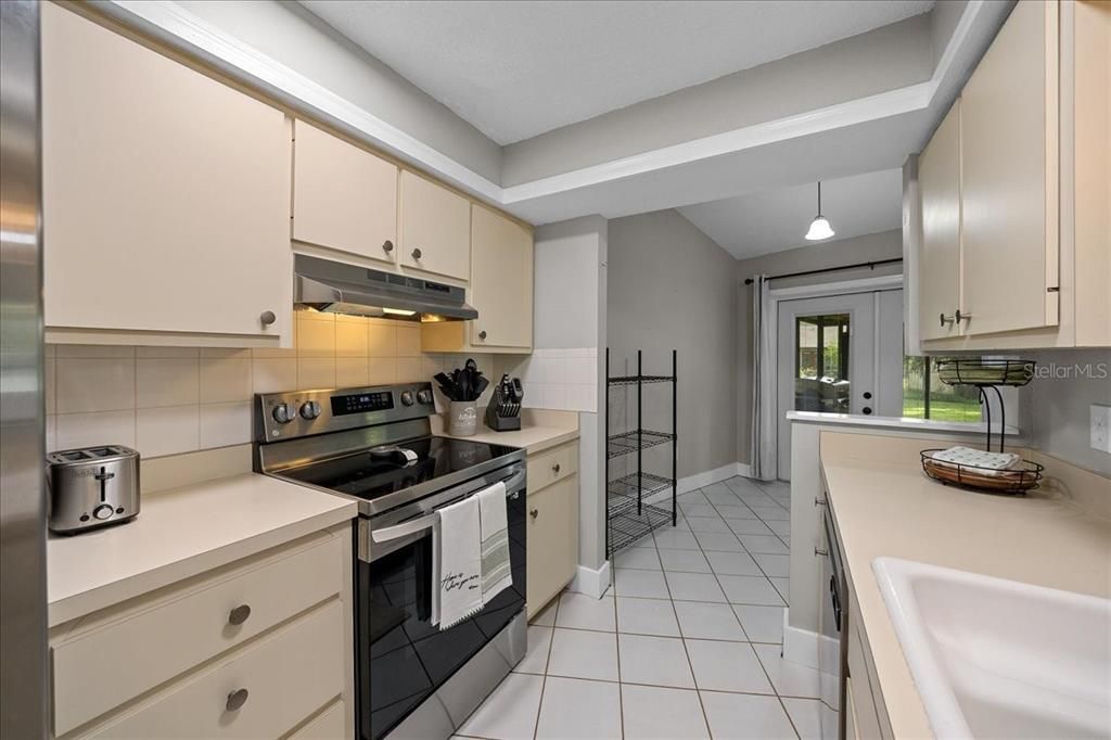 合同活跃: $244,999 (3 贝兹, 2 浴室, 1377 平方英尺)