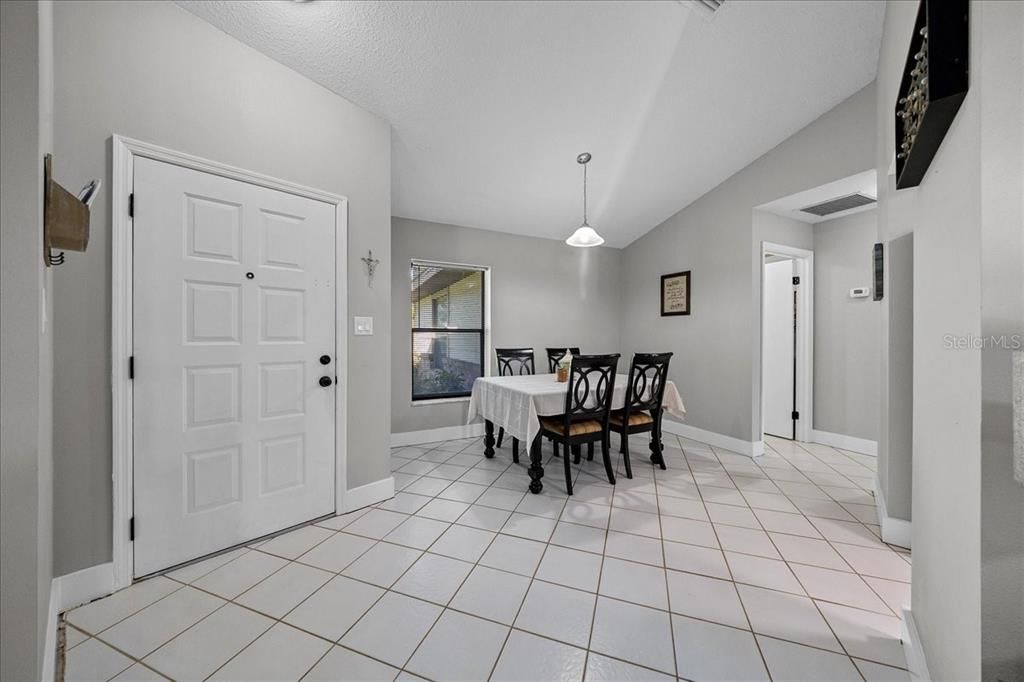 合同活跃: $244,999 (3 贝兹, 2 浴室, 1377 平方英尺)