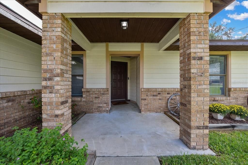 合同活跃: $244,999 (3 贝兹, 2 浴室, 1377 平方英尺)