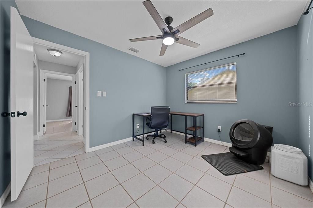 合同活跃: $244,999 (3 贝兹, 2 浴室, 1377 平方英尺)