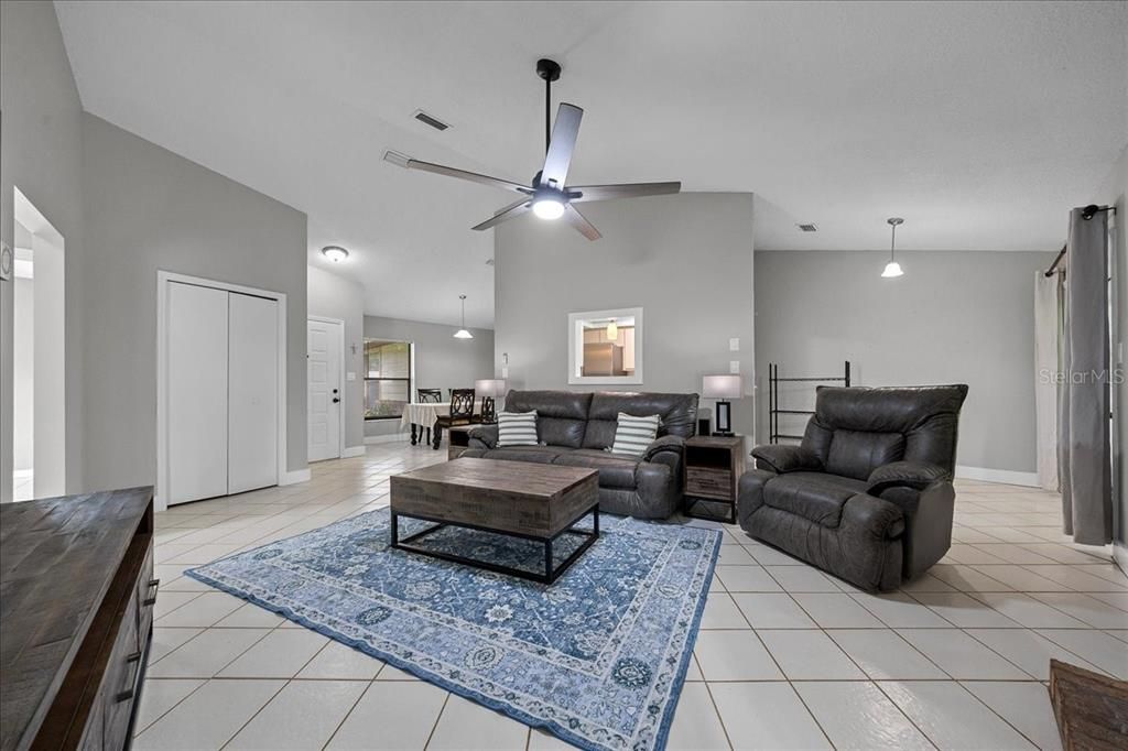 合同活跃: $244,999 (3 贝兹, 2 浴室, 1377 平方英尺)