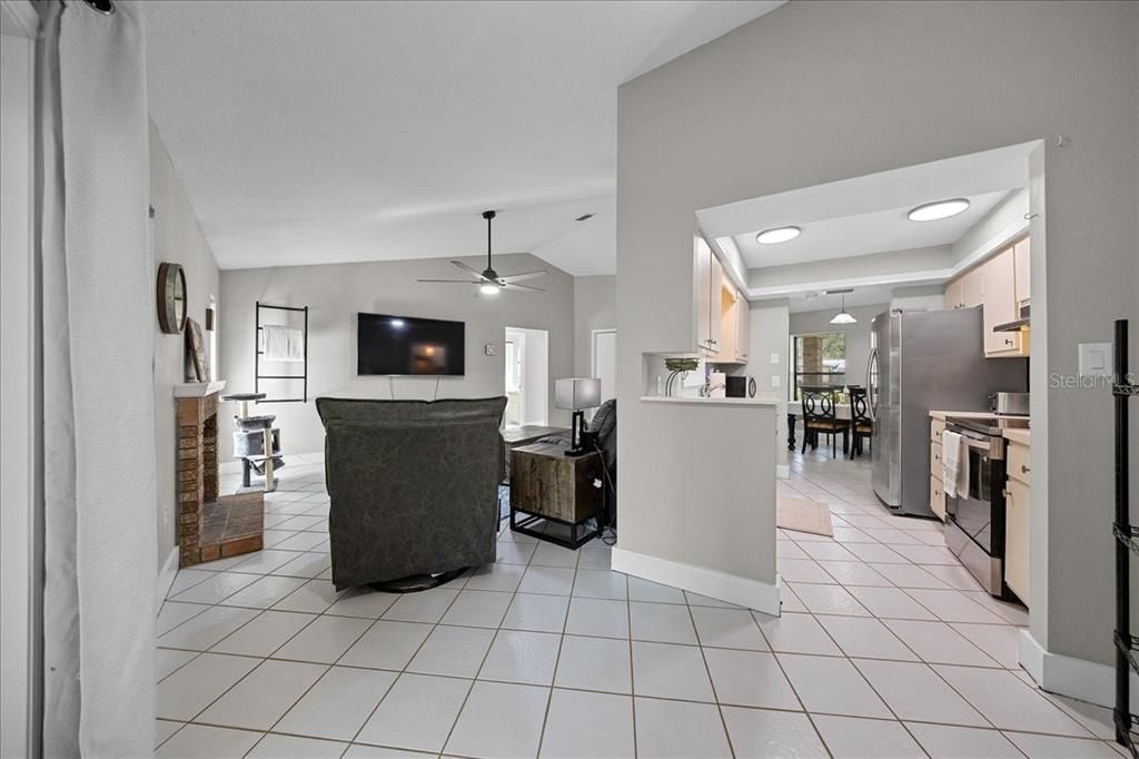 合同活跃: $244,999 (3 贝兹, 2 浴室, 1377 平方英尺)