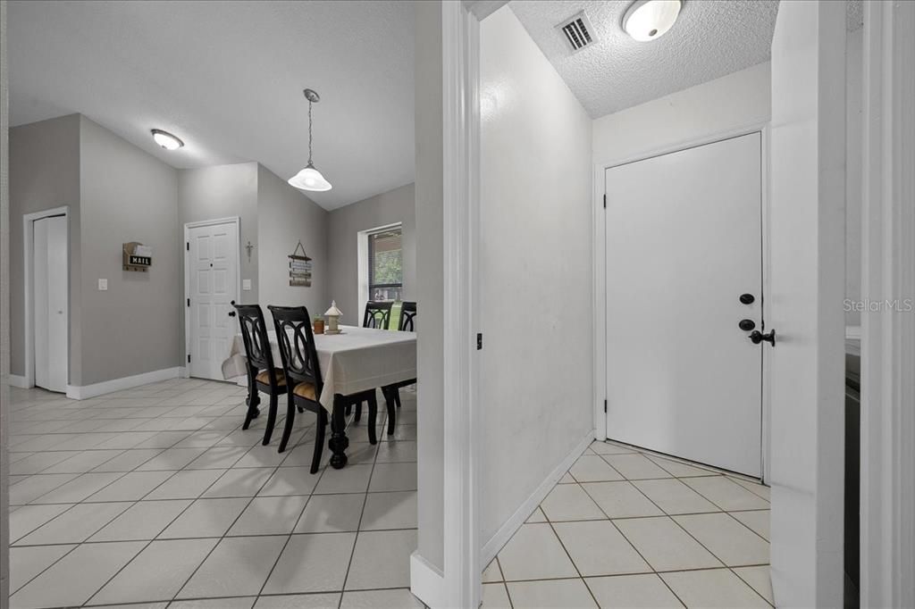 合同活跃: $244,999 (3 贝兹, 2 浴室, 1377 平方英尺)