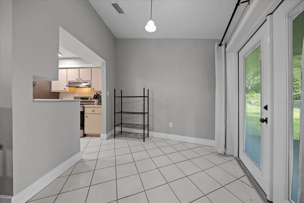 合同活跃: $244,999 (3 贝兹, 2 浴室, 1377 平方英尺)