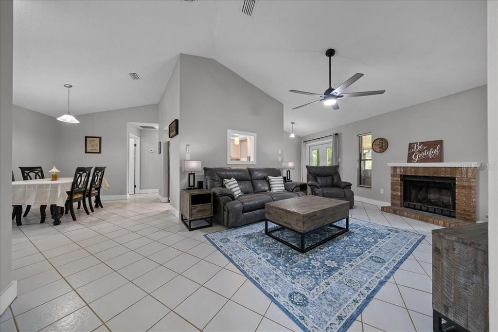 合同活跃: $244,999 (3 贝兹, 2 浴室, 1377 平方英尺)