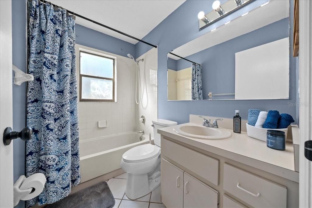 合同活跃: $244,999 (3 贝兹, 2 浴室, 1377 平方英尺)