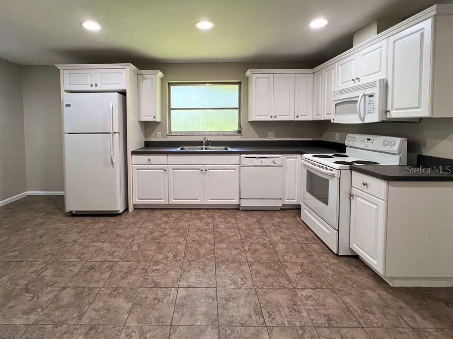 出租: $2,200 (3 贝兹, 2 浴室, 1901 平方英尺)