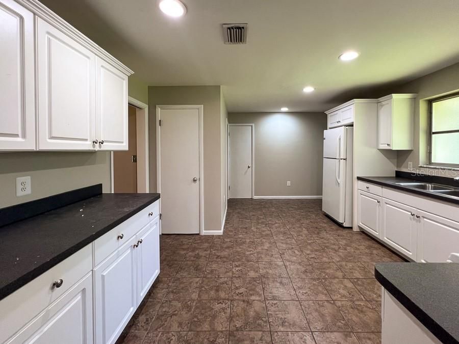 出租: $2,200 (3 贝兹, 2 浴室, 1901 平方英尺)